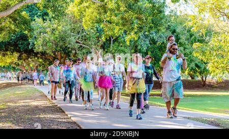 MACKAY, QUEENSLAND, AUSTRALIEN - 2019. JUNI: Unbekannte Familien im Freien, die den Color Frenzy Fun Run genießen Stockfoto
