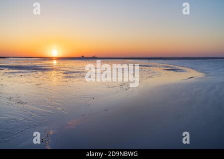 Sonnenaufgang über dem Watt vor der Insel Pellworm, Nordfriesische Inseln, Schleswig-Holstein, Norddeutschland, Deutschland, Europa Stockfoto