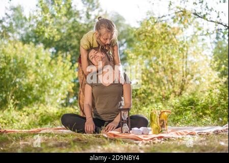 Masseur bietet eine gründliche Massage auf dem Boden. Stockfoto