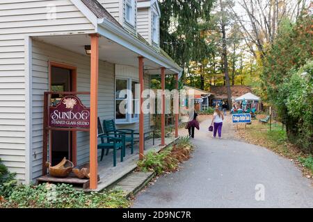 Buntglasstudio in Sugar Loaf Arts & Crafts Village, einem Weiler in Orange County, NY, in der Stadt Chester, bekannt für seine Kunsthandwerksläden. Stockfoto