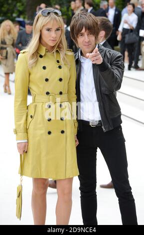 Suki Waterhouse und Miles Kane besuchen die Burberry Prorsum Spring/Summer 2013 Womenswear Fashion Show, Kensington Gardens, London. © Paul Treadway Stockfoto