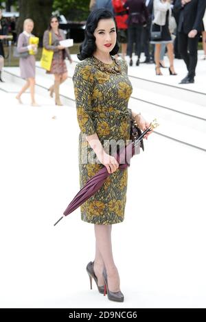 DITA von Teese besucht die Burberry Prorsum Spring/Summer 2013 Womenswear Fashion Show, Kensington Gardens, London. 17. September 2012© Paul Treadway Stockfoto