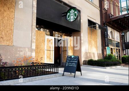 Washington, DC, USA. November 2020. November 6, 2020 - Washington, DC, USA: Boarding up Starbucks Restaurant. Quelle: Michael Brochstein/ZUMA Wire/Alamy Live News Stockfoto