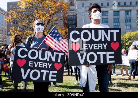 Washington, DC, USA. November 2020. 6. November 2020 - Washington, DC, Vereinigte Staaten: Leute, die Zeichen tragen, die ''Count Every Vote'' bei einer Kundgebung sagen, die befürwortet, dass Stimmen gezählt werden. Quelle: Michael Brochstein/ZUMA Wire/Alamy Live News Stockfoto