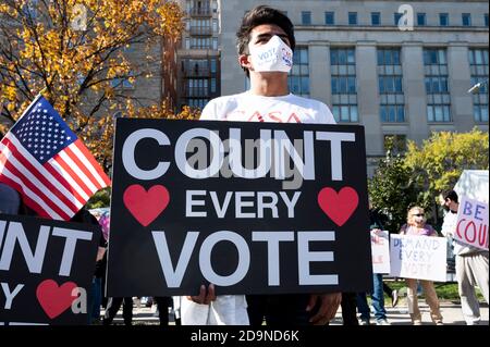 Washington, DC, USA. November 2020. 6. November 2020 - Washington, DC, Vereinigte Staaten: Leute, die Zeichen tragen, die ''Count Every Vote'' bei einer Kundgebung sagen, die befürwortet, dass Stimmen gezählt werden. Quelle: Michael Brochstein/ZUMA Wire/Alamy Live News Stockfoto