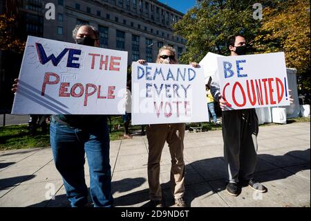 Washington, DC, USA. November 2020. 6. November 2020 - Washington, DC, Vereinigte Staaten: Leute, die Schilder tragen, die sagen ''Wir das Volk fordern, dass jede Stimme gezählt wird''' bei einer Kundgebung, die befürwortet, dass Stimmen gezählt werden. Quelle: Michael Brochstein/ZUMA Wire/Alamy Live News Stockfoto