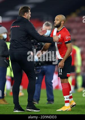 Southampton-Manager Ralph Hasenhuttl (links) und Nathan Redmond nach dem Premier League-Spiel im St. Mary's Stadium, Southampton. Stockfoto