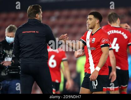 Southampton-Manager Ralph Hasenhuttl (links) und Che Adams nach dem Premier League-Spiel im St. Mary's Stadium, Southampton. Stockfoto