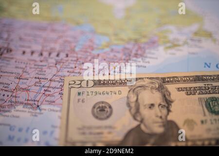 Zwanzig-Dollar-Rechnung neben den Vereinigten Staaten von Amerika auf Eine bunte Karte Stockfoto