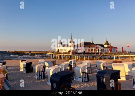 Insel Usedom, Ahlbeck, Seebrücke, Strand, Liegestühle, Mecklenburg-Vorpommern, Deutschland Stockfoto