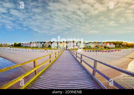 An der Seebrücke in Bansin mit Blick auf die Promenade, Mecklenburg-Vorpommern, Deutschland Stockfoto