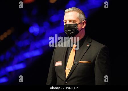 MILTON KEYNES, GROSSBRITANNIEN. November 2020. Schiedsrichter bei Tag 1 Halbfinale 2020 888Sport Champion of Champions Snooker in der Marshall Arena am Freitag, 06. November 2020 in MILTON KEYNES, ENGLAND. Kredit: Taka G Wu/Alamy Live Nachrichten Stockfoto