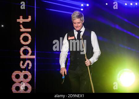 MILTON KEYNES, GROSSBRITANNIEN. November 2020. Neil Robertson bei Tag 1 Halbfinale des 2020 888Sport Champion of Champions Snooker in der Marshall Arena am Freitag, 06. November 2020 in MILTON KEYNES, ENGLAND. Kredit: Taka G Wu/Alamy Live Nachrichten Stockfoto