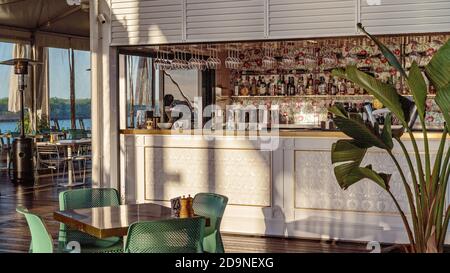 Mackay, Queensland, Australien - 12. Juli 2019: Die Bar des leeren libanesischen Restaurants am Wasser wartet im späten Abendlicht auf die ersten Gäste Stockfoto