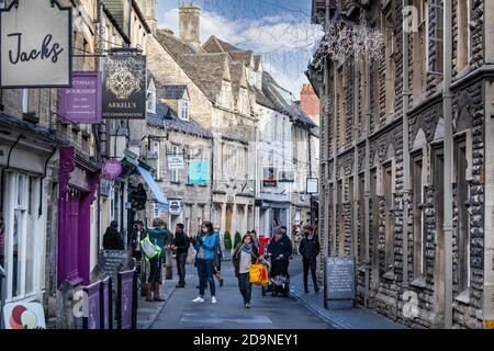 Geschäfte und Restaurants in der Black Jack Street mit maskierten Menschen in Cirencester, Gloucestershire, Großbritannien am 4. November 2020 Stockfoto