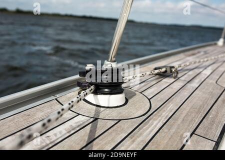 Segelboot, Detail, Rolle & Linie, im Hintergrund Gellen / Hiddensee Stockfoto
