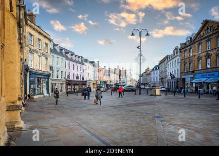 Geschäfte und Restaurants in Market Place bei Sonnenuntergang in Cirencester, Gloucestershire, Großbritannien am 4. November 2020 Stockfoto