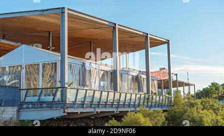 Mackay, Queensland, Australien - 12. Juli 2019: Außenansicht des libanesischen Restaurants am Wasser mit Blick auf den Fluss Stockfoto