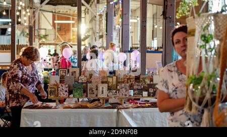 Mackay, Queensland, Australien - 12. Juli 2019: Indoor Dämmerungsmärkte in altem Retro-Gebäude am Wasser Stockfoto