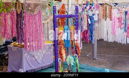 Mackay, Queensland, Australien - 12. Juli 2019: Marktstand mit bunten Häkelwänden Stockfoto