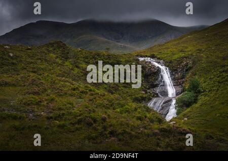 Eine Naturlandschaft mit einem Wasserfall unter einem bewölkten Himmel auf der Isle of Skye, Schottland, Großbritannien Stockfoto