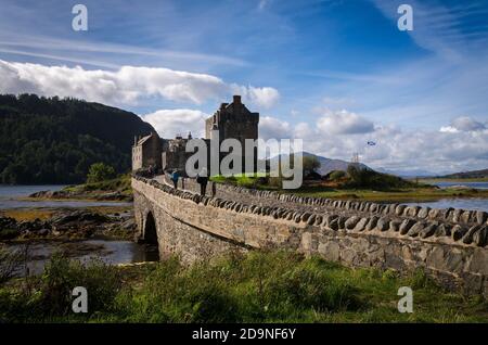 Eilean Donan Castle am Loch Duich an einem Sommertag mit blauem Himmel, Highland, Schottland, Vereinigtes Königreich Stockfoto