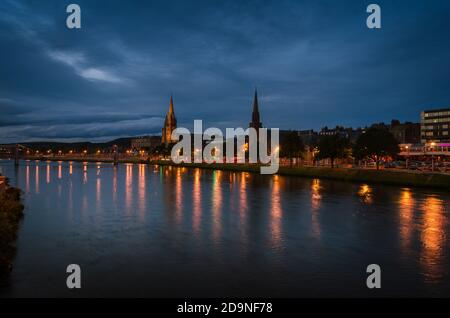 Inverness Stadtlandschaft bei Nacht mit den Lichtern im Fluss Ness, Schottland, Großbritannien reflektiert Stockfoto