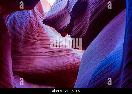 Millionen von Jahren Flash Fluten produzieren schöne, wirbelnde Muster und Farben in Sandstein slot Canyon. Lower Antelope Canyon, Page, AZ Stockfoto