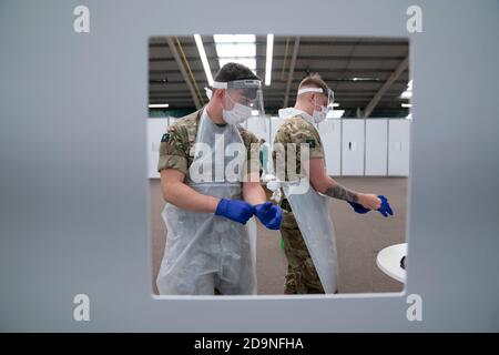 Liverpool, Großbritannien. November 2020. Mitglieder der britischen Armee bereiten ihre Ausrüstung am 6. November 2020 in einem COVID-19 Testzentrum in Liverpool, Großbritannien, vor. Hunderte von Einwohnern standen Schlange für Großbritanniens erste Massen-COVID-19-Tests, die hier am Freitag begannen. Weitere 23,287 Menschen in Großbritannien haben COVID-19 positiv getestet, was die Gesamtzahl der Coronavirus-Fälle im Land auf 1,146,484 bringt, laut offiziellen Zahlen, die am Freitag veröffentlicht wurden. Quelle: Jon Super/Xinhua/Alamy Live News Stockfoto