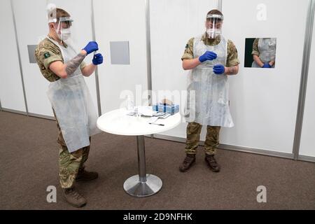 Liverpool, Großbritannien. November 2020. Mitglieder der britischen Armee bereiten ihre Ausrüstung am 6. November 2020 in einem COVID-19 Testzentrum in Liverpool, Großbritannien, vor. Hunderte von Einwohnern standen Schlange für Großbritanniens erste Massen-COVID-19-Tests, die hier am Freitag begannen. Weitere 23,287 Menschen in Großbritannien haben COVID-19 positiv getestet, was die Gesamtzahl der Coronavirus-Fälle im Land auf 1,146,484 bringt, laut offiziellen Zahlen, die am Freitag veröffentlicht wurden. Quelle: Jon Super/Xinhua/Alamy Live News Stockfoto