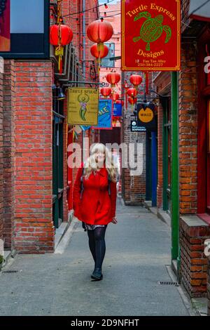 Frau, Fan Tan Alley, Chinatown, Victoria, British Columbia, Kanada Stockfoto