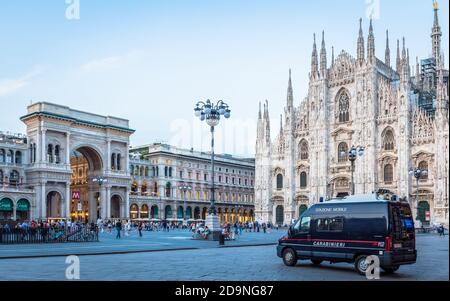 MAILAND, ITALIEN - CA. SEPTEMBER 2019: Karabinierwagen, auch Carabinieri genannt, patrouilliert vor der Mialn Kathedrale in Mailand. Überwachung und Stockfoto