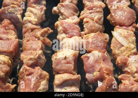 Rohe Schweinefleischspieße auf Holzspieße aus nächster Nähe Stockfoto