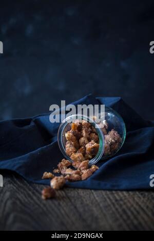 Geröstete Mandeln im Glas, Studioaufnahme Stockfoto