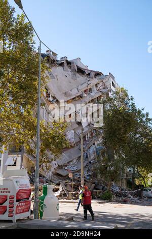 Izmir, Türkei - 31. Oktober 2020 Erdbeben am 30. Oktober 2020 in der Ägäis betroffen Gebäude in Izmir. Gebäude beschädigt in Izmir Bayrakli Manav Stockfoto