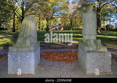 Die trauernden Eltern von Käthe Kollwitz (1867-1945) auf dem deutschen Kriegsfriedhof Vlamslo - Deutscher Soldatenfriedhof Vlamslo in Diksmuide, Belgien Stockfoto