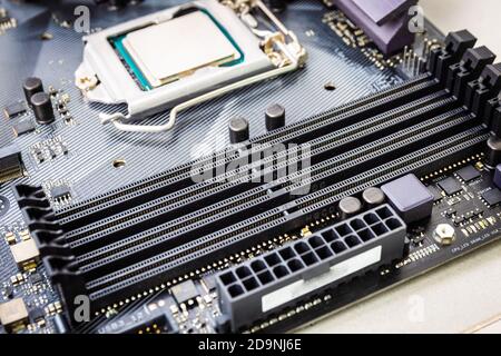Nahaufnahme auf leerem RAM oder wahlfreiem Speicherplatz auf Modernes schwarzes Mainboard Stockfoto