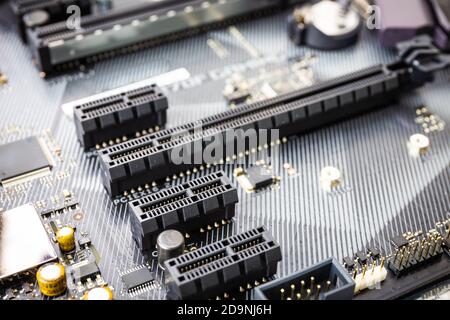 Nahaufnahme des PCI Expess Port Steckplatzes auf dem modernen schwarzen Motherboard. Wählen Sie Fokus Stockfoto