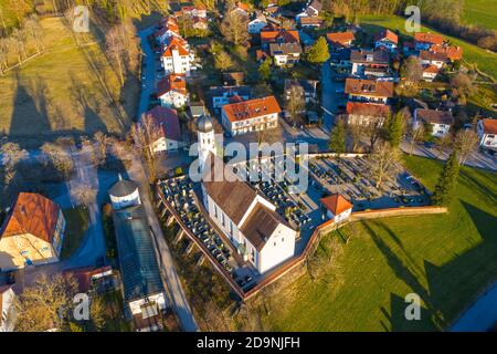 Pfarrkirche St. Kilian, Bad Heilbrunn, Tölzer Land, Drohnenbild, Oberbayern, Bayern, Deutschland Stockfoto