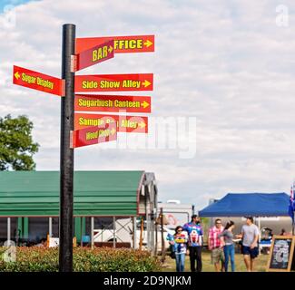 SARINA, QUEENSLAND, AUSTRALIEN - AUGUST 2019: Beschilderung zur Unterhaltung bei der lokalen Country Show Stockfoto