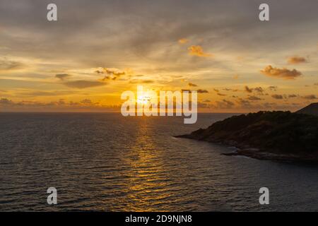 Der Sonnenuntergang am Kap Promthep mit Bergen und Meer davor. Ist ein beliebtes Touristenziel Stockfoto