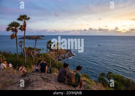 Phuket, Thailand - Mai 2015: Sonnenuntergang am Kap Promthep, dem südlichsten Punkt der Insel Phuket. Auf der Promenade von Promthep kann man den Sonnenuntergang beobachten Stockfoto