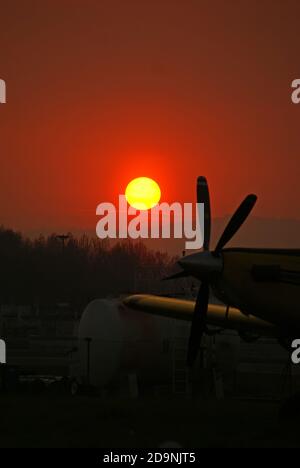 Skydiving Flugzeug Sonnenuntergang auf dem Flugplatz Stockfoto