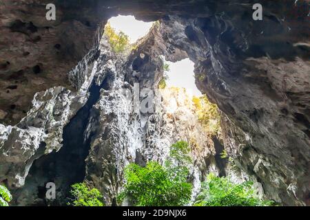 Ein leichter Schornstein, der durch eine Höhle mit Stalaktiten und Stalagmiten in einem tiefen Wald bei Tham Phraya Nakhon Cave, Sam ROI Yot District Prachuap Khi Stockfoto