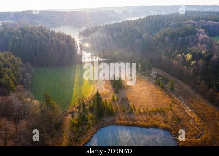 Thanninger Weiher im Morgenlicht, bei Egling, Tölzer Land, Drohnenbild, Oberbayern, Bayern, Deutschland Stockfoto