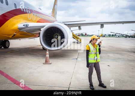 BANGKOK THAILAND - 29. MAI 2016: Eine Mitarbeiterin am Don Mueang Airport koordiniert einen Check vor dem Abflug. Stockfoto