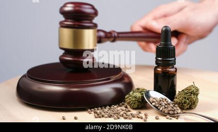 Cannabis, Marihuana und Hanf-Produkte auf Gerichtstisch mit Richter Gavel. Konzept der illegalen Kriminalität. Stockfoto