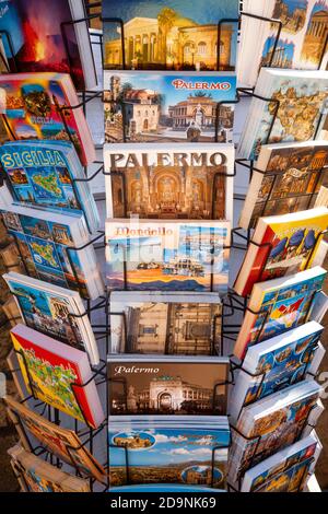 Souvenir, Postkarte, Display, Palermo, Sizilien, Hauptstadt, Italien Stockfoto