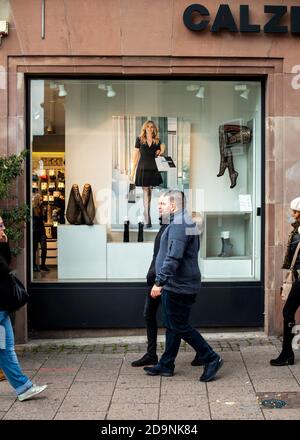 Paris, Frankreich - 28. Okt 2020: Fußgänger, die vor einer Damenstrumpfhose laufen Cazedonia Store Calzedonia mit Model Julia Roberts Werbung Stockfoto