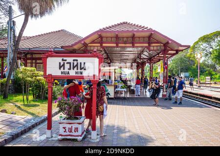 HUA HIN , THAILAND - 5. Februar 2019 : Hua hin Bahnhof ist eine wichtige Touristenattraktion und ist ein Wahrzeichen der Prachuap Khiri Khan Provinz, Stockfoto